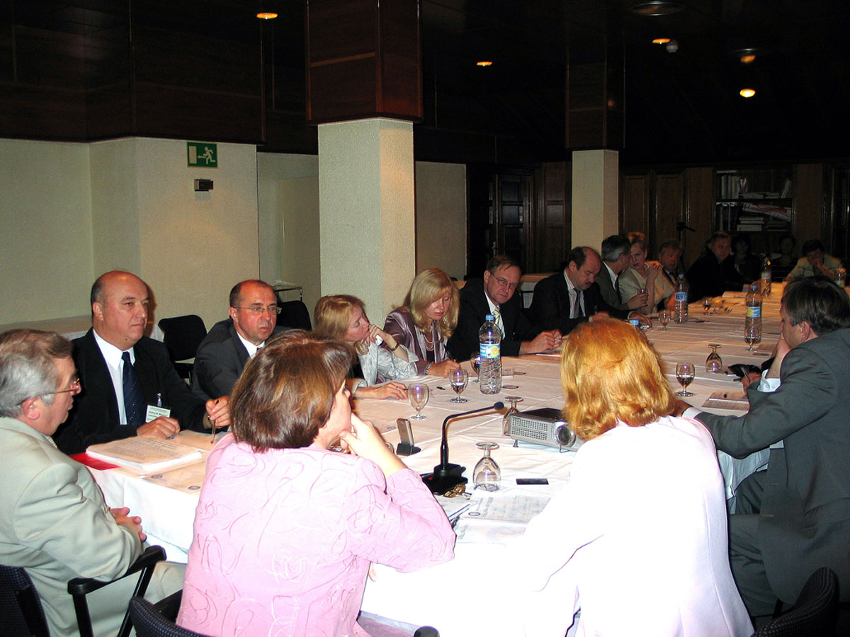 4 ноября 2004 года Заседания «Круглые столы» по темам секционных заседаний